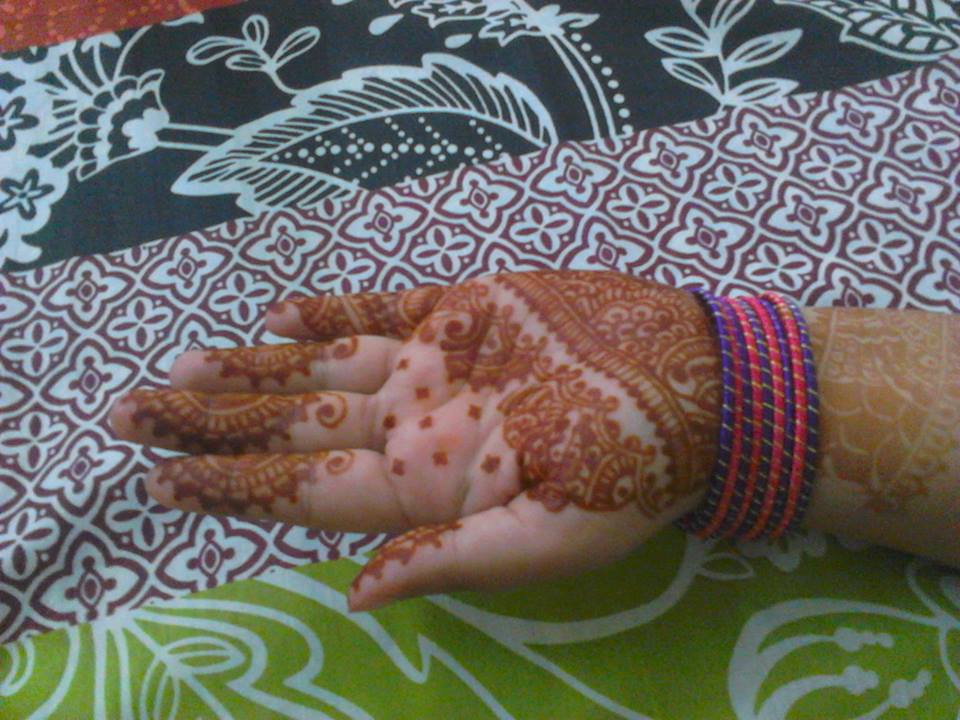 Choosing UK mehndi cones versus salon paste for home practice