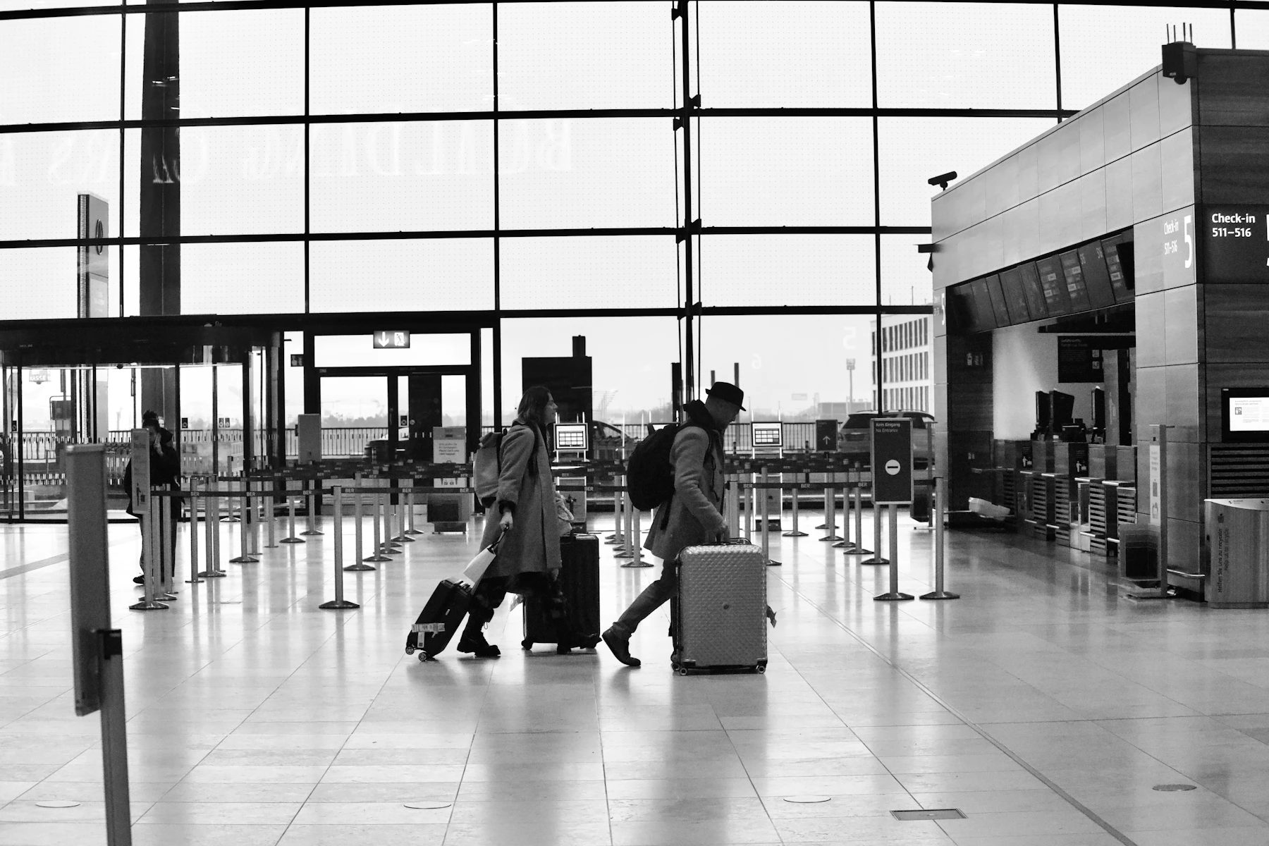Airport logistics are easier when documents, pickup and connectivity are organised before arrival.