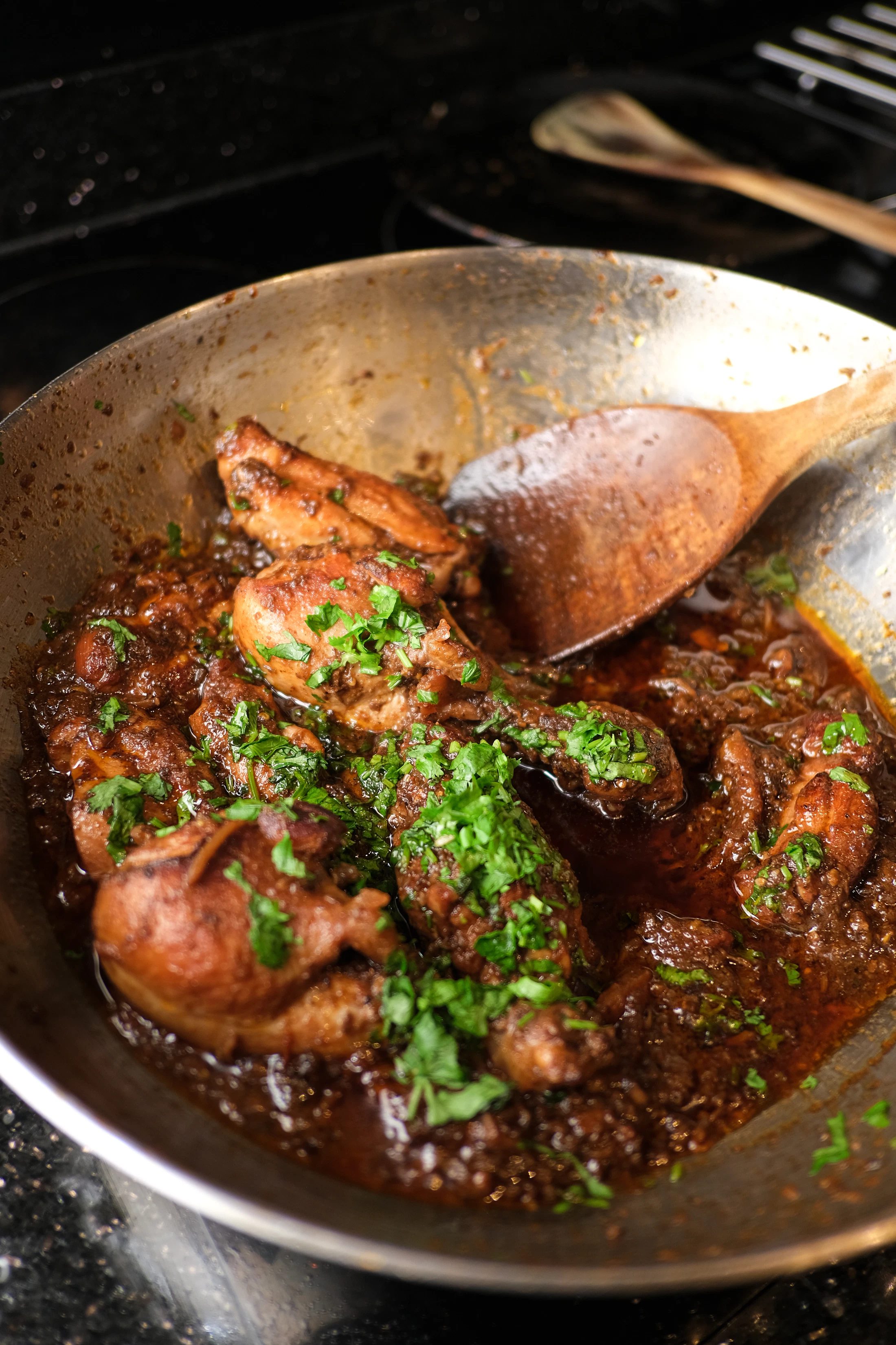 Chicken tikka in a home oven: chase char without drying the meat