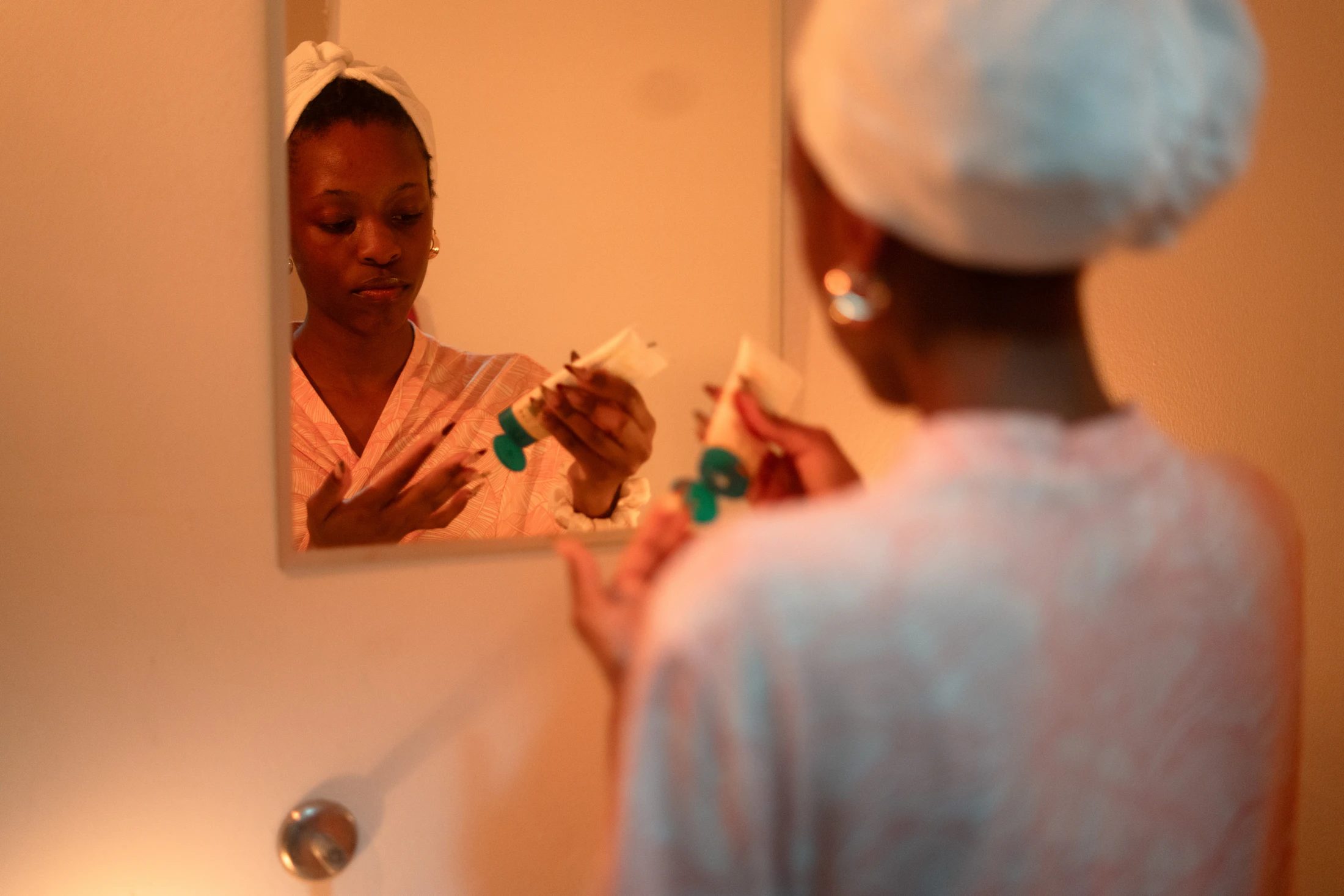 Dark marks after spots on brown skin: treat the acne and the pigment separately