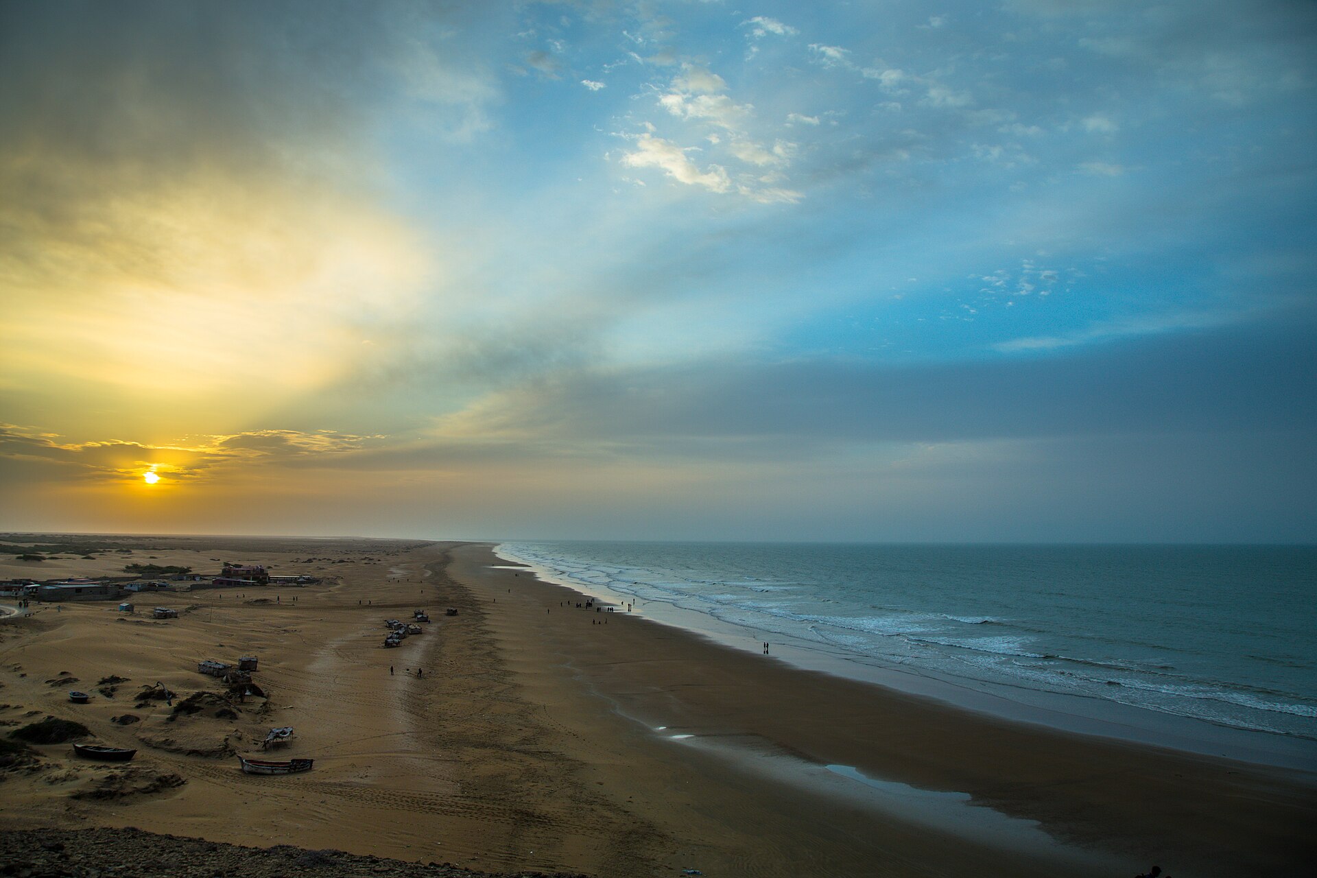 Kund Malir day trip: road, heat and beach safety
